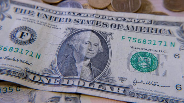 Эксперт рассказал, почему доллар резко падает