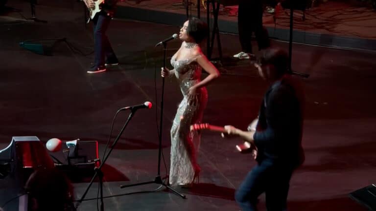 Бэк-вокалистка Меладзе перетянула на себя внимание зрителей на концерте в Астане