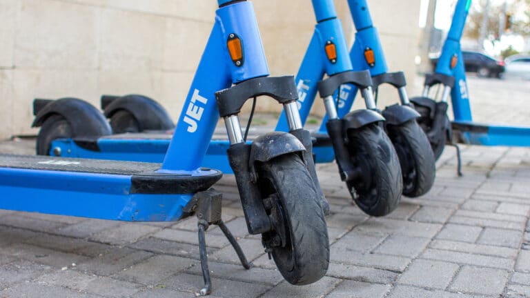 Мажилис принял поправки об ограничениях электросамокатов в Казахстане
