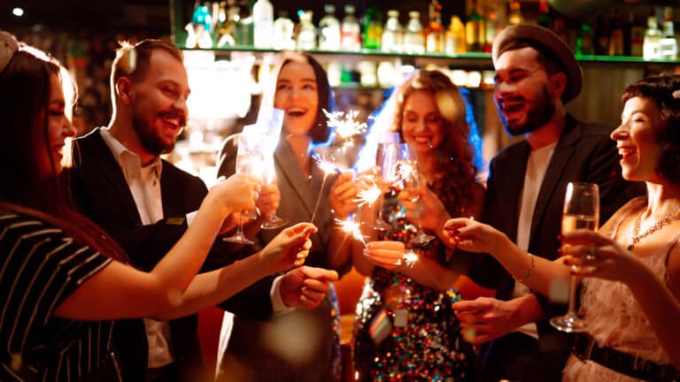 Более 500 тыс. тенге: сколько зарабатывают казахстанцы перед Новым годом