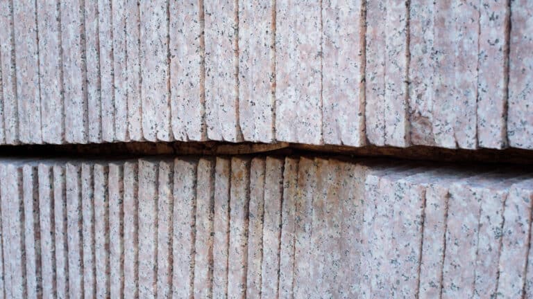 Аким Алматы прокомментировал кражу плит на набережной Большой Алматинки