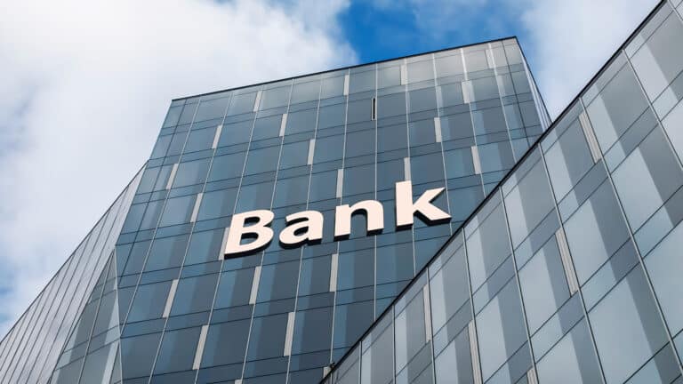 Какие поправки внесли в новый закон о банках для защиты казахстанцев