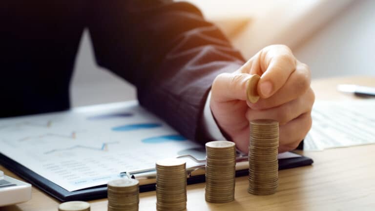 Кредиты казахстанцев и бизнеса подскочили почти на 25% за год