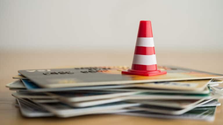 Запретить выдачу кредитов молодым людям до 21 года предложили в Казахстане