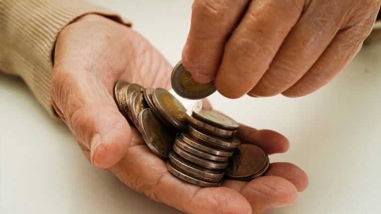 Иск казахстанца о базовой пенсии отклонил Конституционный суд