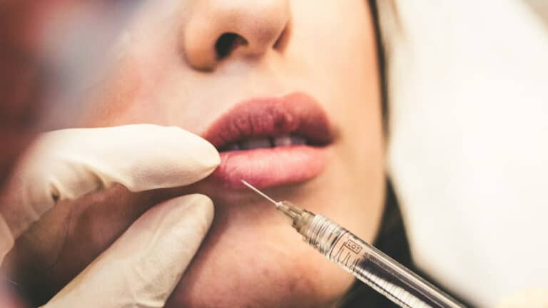 Казахстанцы массово снимают пенсионные на пластические операции