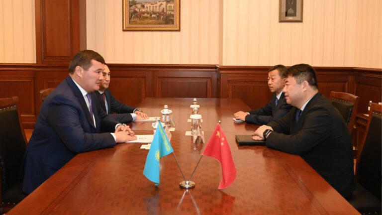 Аким попросил китайские компании повысить зарплаты нефтяникам