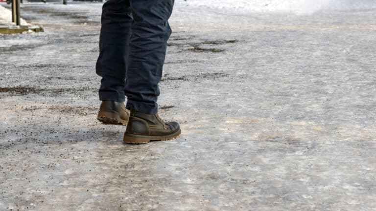 Гололед в Астане: акимат предупредил жителей об опасности