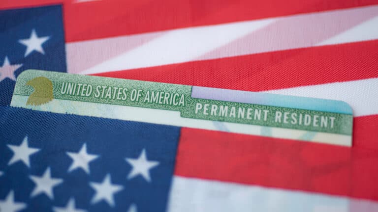 Программу розыгрыша грин-карт в США приостановили