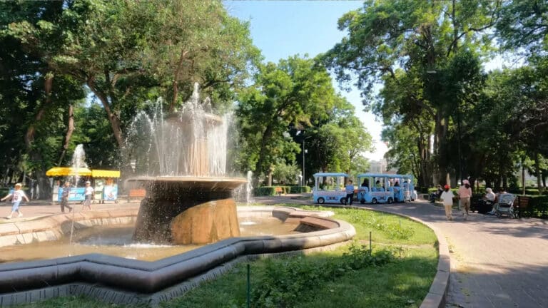 Пока в Алматы фонтаны теряют облик, в Бишкеке требуют реставрировать их «по кусочкам»
