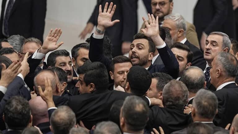 Депутаты Турции устроили драку во время обсуждения бюджета на 2026 год