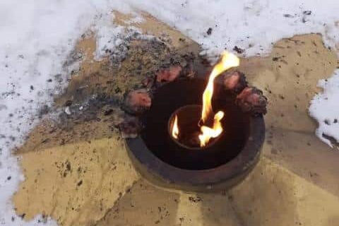 В Риддере вандалы жарили курицу на Вечном огне