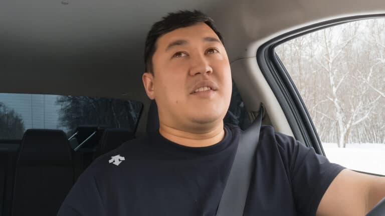 Житель Усть-Каменогорска поет оперные арии в такси и работает в театре