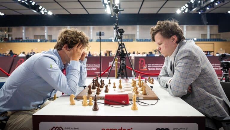 Россиянин Артемьев, обыграв Карлсена, вышел в лидеры ЧМ по рапиду