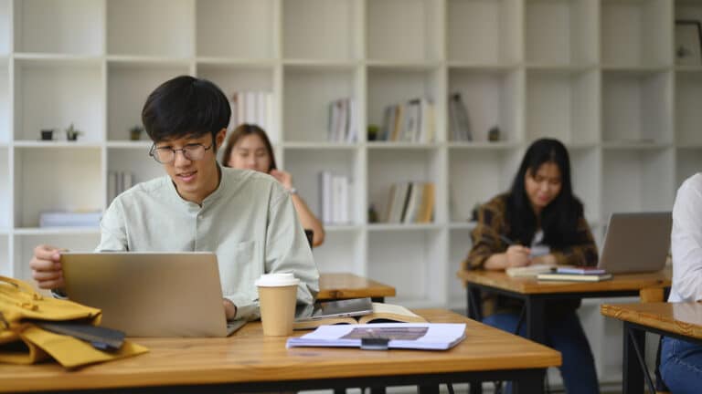 В Казахстане на учителей поступают чаще, чем на инженеров