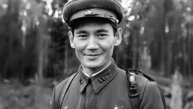 Токаев присвоил Бауыржану Момышулы звание «Халық қаһарманы»