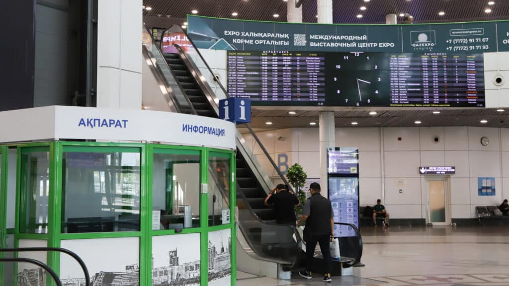 Из-за ледяного дождя в аэропорту Астаны задержали более 10 рейсов