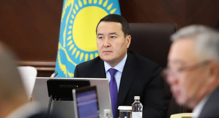 Казахстанцы платят больше: Смаилов раскритиковал контроль за тарифами