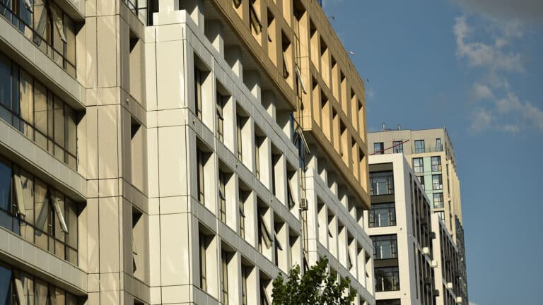 Министр обвинил застройщиков в ажиотаже на рынке жилья и опроверг рост цен на 30%