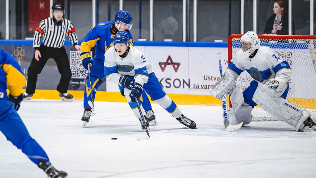 Страж ворот казахстанской молодежки Дмитрий Ряшин отразил 45 бросков, но команда проиграла украинцам