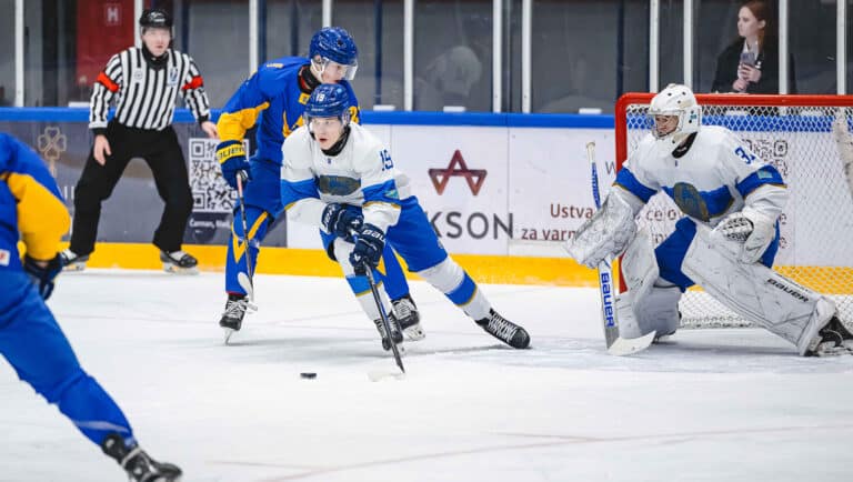 Казахстанские хоккеисты проиграли украинцам на старте молодежного ЧМ