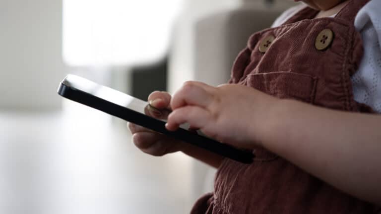 Аймагамбетов хочет отобрать телефоны и игры у детей для их развития