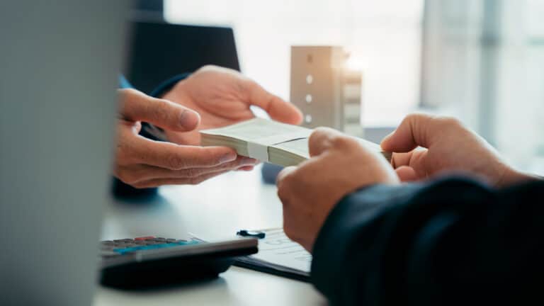 Казахстанцы стали вдвое реже брать беззалоговые кредиты: финансисты назвали причины