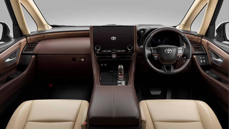 Владельцы праворульных авто в Атырау бьют тревогу из-за рейдов полиции