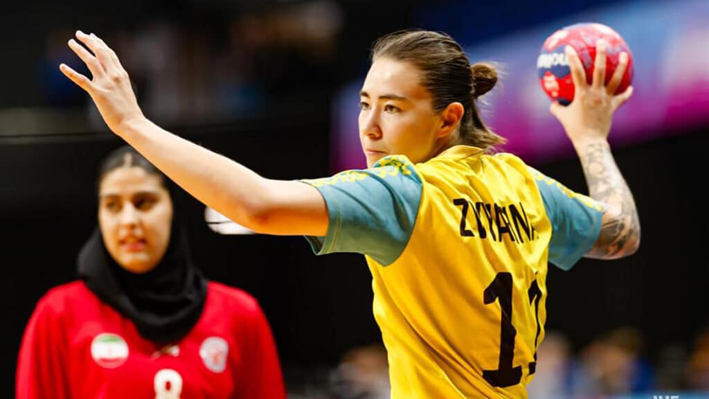 Линейная сборной Казахстана Злата Звягина атакует ворота иранок