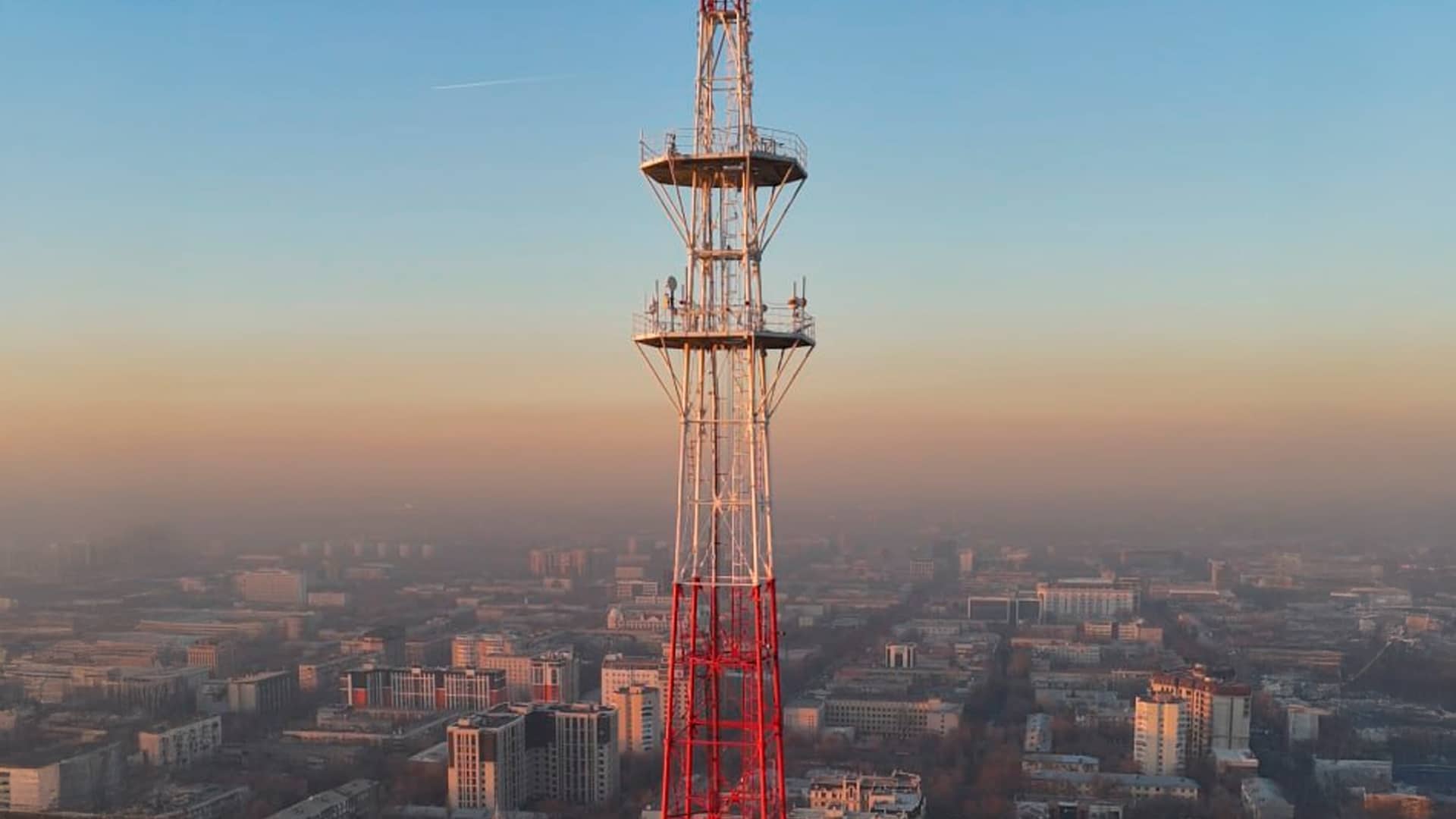 На старой телебашне в Алматы обновляют подсветку