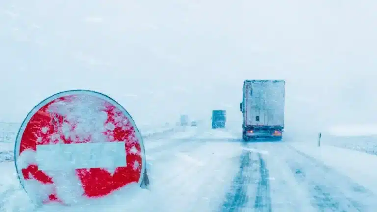 В трех областях Казахстана ограничили движение по трассам