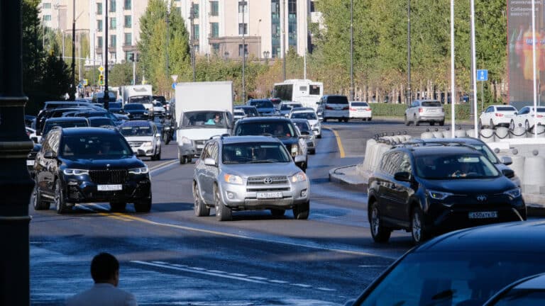 Казахстанцы будут платить меньше налогов за старые авто: что изменится с 2026 года
