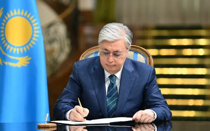 Тоқаев ЛГБТ насихатына тыйым салу туралы заңға қол қойды