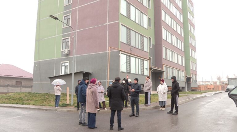 «Жел уілдеп, су өтеді»: Шымкентте тұрғындар жаңа үйдің сапасына шағымданды