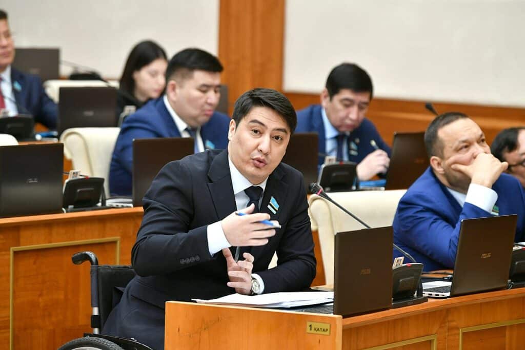 Мүгедектерді кемсітуді күнде көрем – депутат