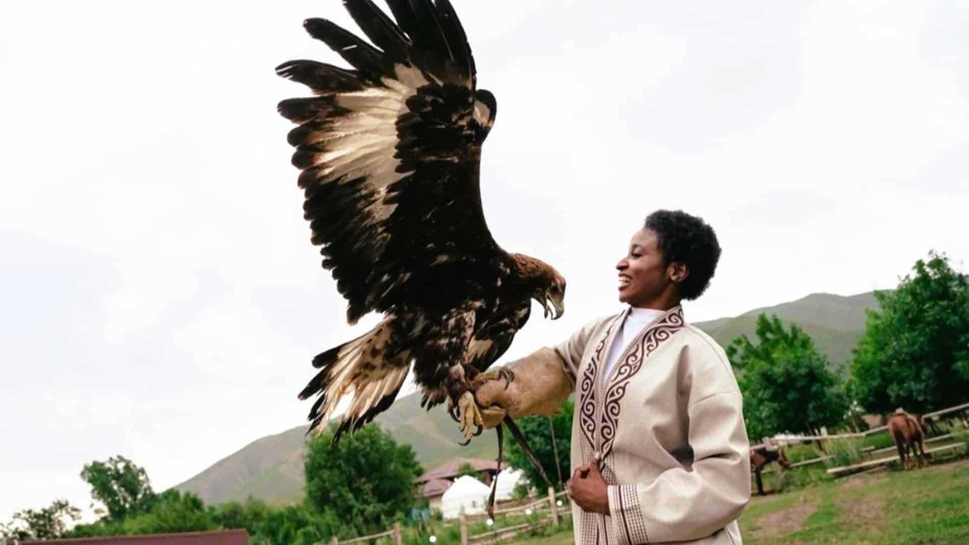 Бүркіт ұстаған шетел турисі Алматы қаласы