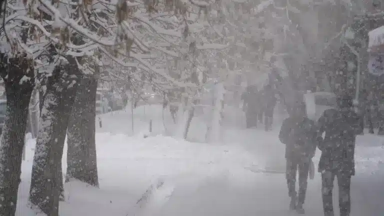 Штормовые предупреждения объявлены по всему Казахстану