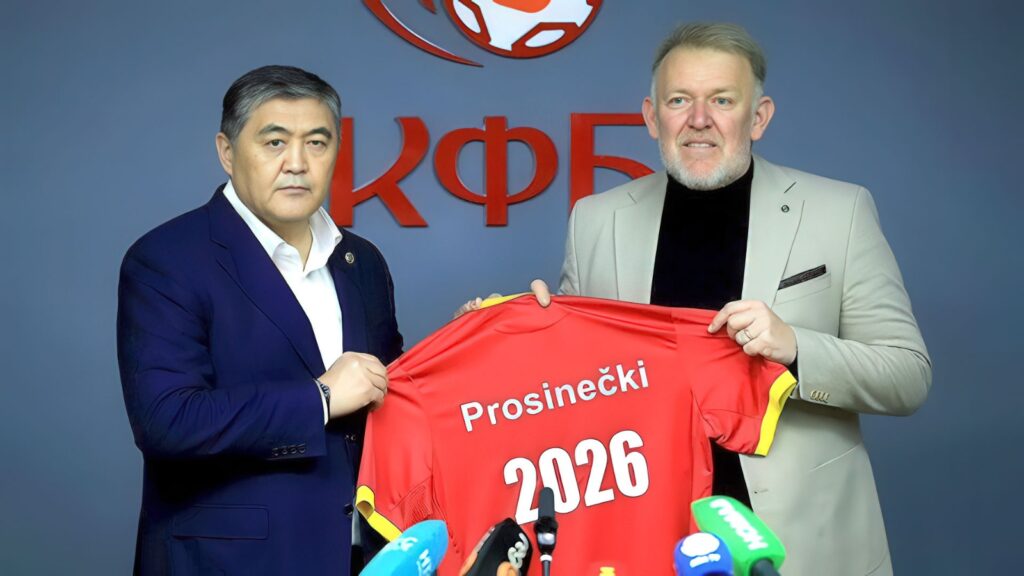 Президент КФС Камчыбек Ташиев представляет нового главного тренера сборной Кыргызстана Роберта Просинечки