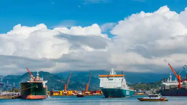 ҚазМұнайГаздың үш қызметкері Грузияда ұсталды: іс қалай тергеліп жатыр