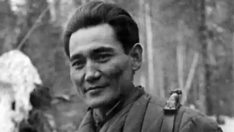 Президент Бауыржан Момышұлына «Халық қаһарманы» атағын берді