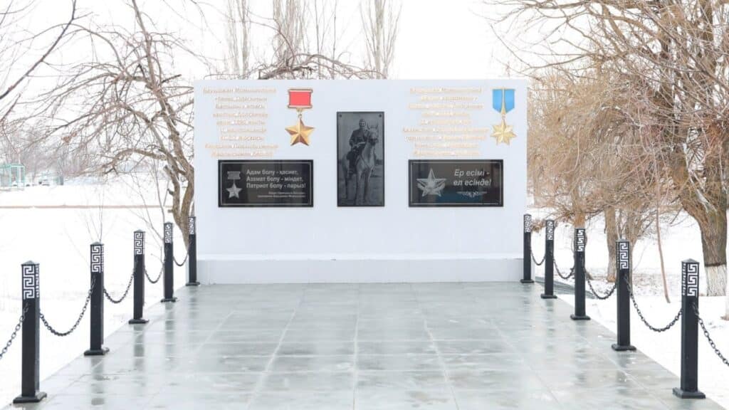 Бауыржан Момышұлы ауылында батырға ескерткіш ашылды