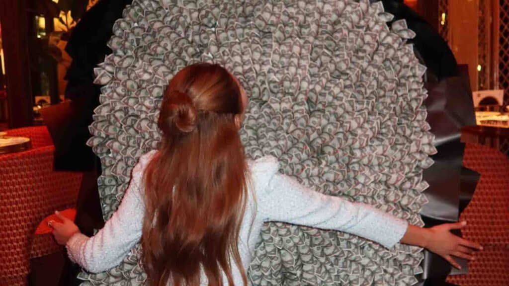 «Бәрі контент үшін»: Блогерлерге белгісіз біреулер миллион оралған букет сыйлап жатыр