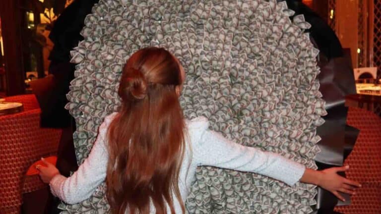 «Бәрі контент үшін»: Блогерлерге белгісіз біреулер миллион оралған букет сыйлап жатыр