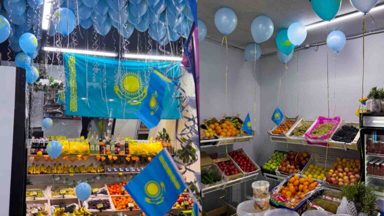 Тәуелсіздік күніне орай көк тумен безіндірілген дүкен көпшілікті сүйсіндірді