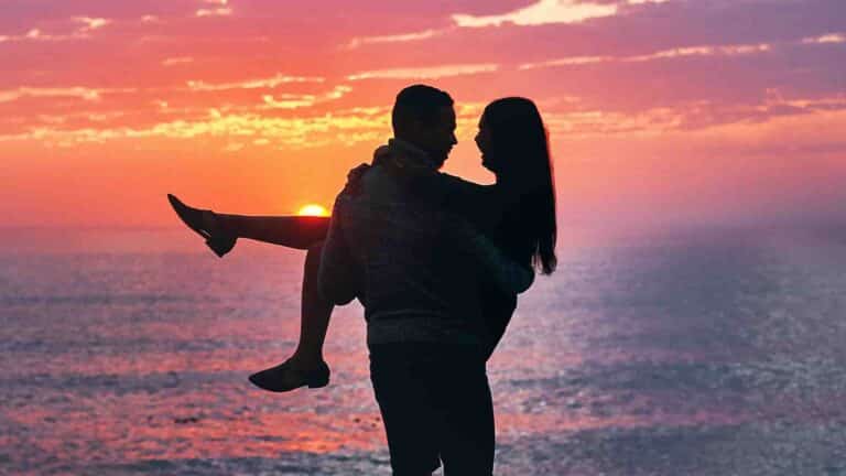 Сот орындаушысы қарызы бар әйелді романтикалық кездесуге шақырып, ұстап алған