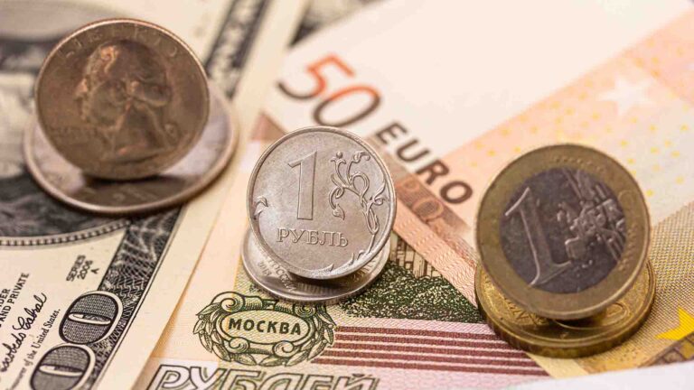 Халық қолда бар рубльді сатып жатыр