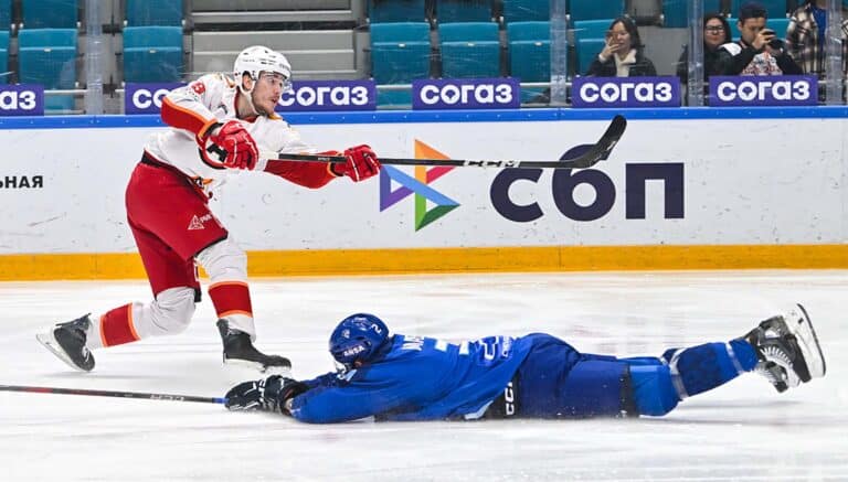 «Барыс», проиграв третий матч подряд, покинул зону плей-офф КХЛ