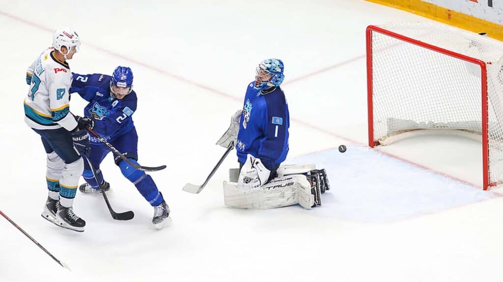 Сочинцы забрасывают очередную шайбу в ворота «Барыса»