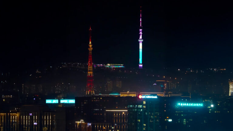 Две телебашни и огни вечернего Алматы в одном кадре показал фотограф