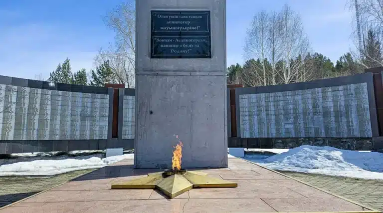 Вандала, жарившего мясо на Вечном огне, задержали в Риддере